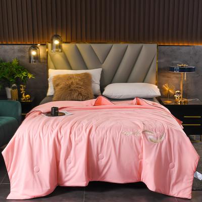 China Custom washable quilt comforter pink queen size logo embroidery quilt design for sale