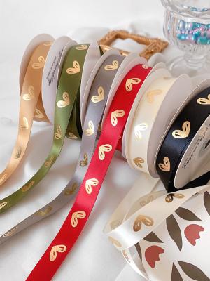 Cina 16mm Heart Pattern Gold Foil Printed Ribbon per imballaggio e decorazione regalo in vendita