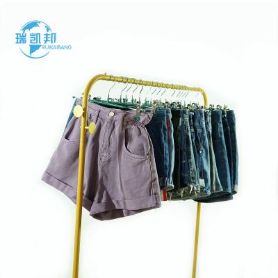 China Polyester / Cotton Apparel Second Hand Blended Ladies Short Pants Used Clothes In Kg Bales for sale