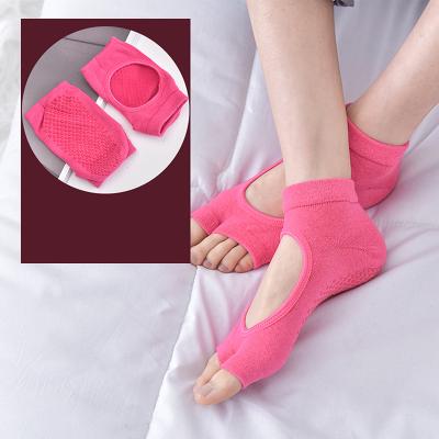 China New Breathable Women's Anti Slip Yoga Knocks Two Toe Sport Cotton Pilates Ventilation Quick Dry Ballet Dance Sock Professional Slippers for sale