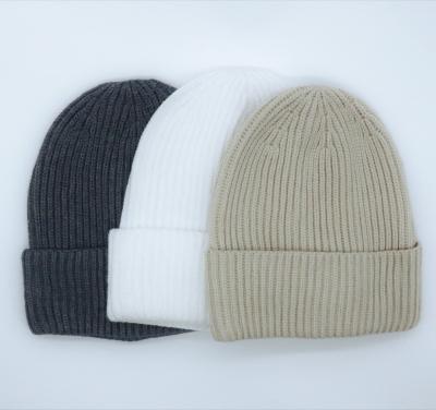 China Four-season fashion simple solid color men and women the same style knitted beanie acrylic hat for sale