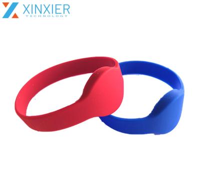 China Waterproof / Waterproof Swimming Poor Waterproof 13.56MHz Silicone NFC Wristband for sale