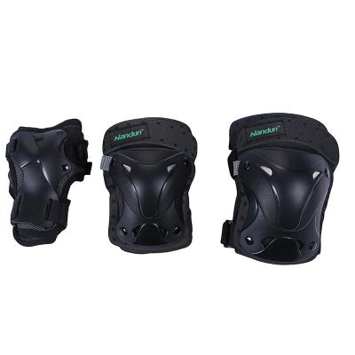 China Adults Amazon Hot Selling Quality Durable Wrist Elbow Knee Pads Protective Roller Skates Protective Gear Set 3 Packs for sale