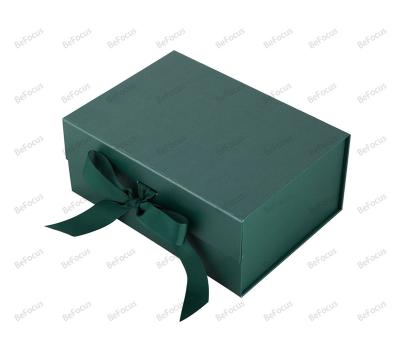 China Recycled Materials luxury craft custom kraft Green magnetic lid hamper closure paper gift packaging boxes paper with ribbon custom logo for sale