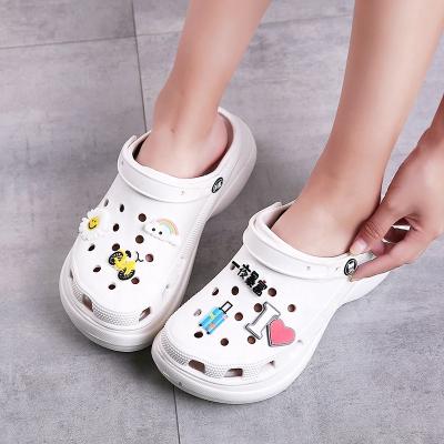 China 2021 Wholesale Lightweight Platform Sandals Hole Stickers Hole Shoes Platform Sandals for Women and Ladies for sale