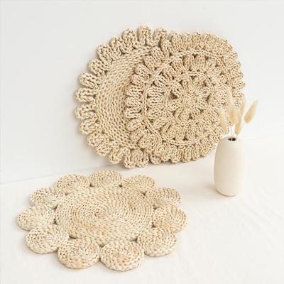 China Japanese Style Sustainable Household Corn Husk Flower Shaped Hand - Woven Straw Mat Heat Resistant Place Mat for sale