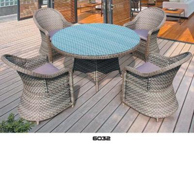 China 4 Person Modern Outdoor Furniture Dining Table And Chairs Garden Furniture With Glass Top for sale