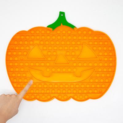 China Eco-friendly silicone material cheap fidgety person toys pumpkin head Halloween toys pop itting fidgety person toy for kids for sale