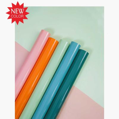 China Illusion Florist Kraft Papers 100% Plastic Waterproof High Gloss Paper 58x58cm Soft Waterproof for sale