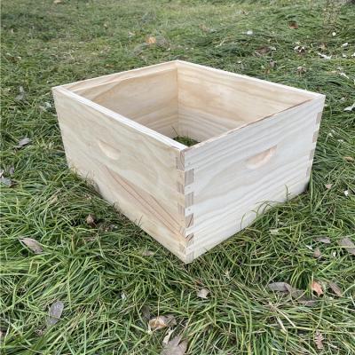 中国 Fir wooden bee hives and Pin bee hives langstroth Super bee hive box with deep box 販売のため