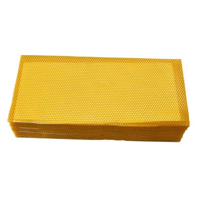 Chine Factory supply natural bee wax foundation beekeeping bees wax foundation sheet yellow sheet for bee à vendre