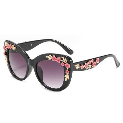 China Fashion Sunglasses 2023 Fashion Luxury Oversized Flower Women Cat Eye Glasses Retro Designer UV400 Shade Sunglasses for sale