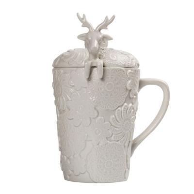 China Sustainable White Ceramic Coffee Mug Christmas Deer Themed Mug With Lid And Spoon for sale