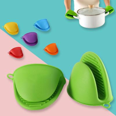 China Factory Viable Kitchen Cooking Non-slip Heat Resistant Silicone Hand Clip Insulated Microwave Oven Insulated Hand Cooking Clip for sale