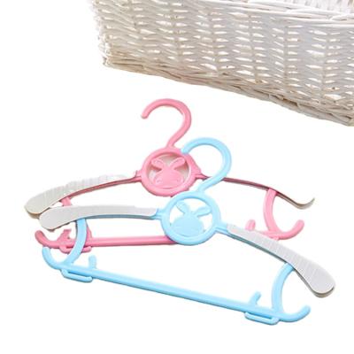 China Various PP Baby Kids Laundry Retractable Hanger Modern Environmental Material Plastic Clothing Hangers For Clothess for sale