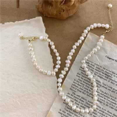 China Women's Chunky Retro Pearl Chain Necklace Vintage Natural Pearl Necklace Big Pearl Necklace Women for sale