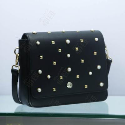 China Fashion Portable Custom Cross Body Bag Women's Vintage Leather Rivet Lady Messenger Shoulder Bags for sale