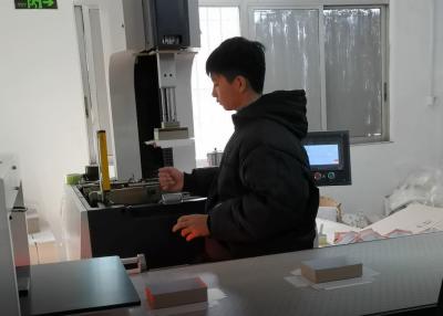 Chine Le téléphone portable rigide semi-automatique enferme dans une boîte la machine d'emballage peut également faire les boîtes cosmétiques à vendre