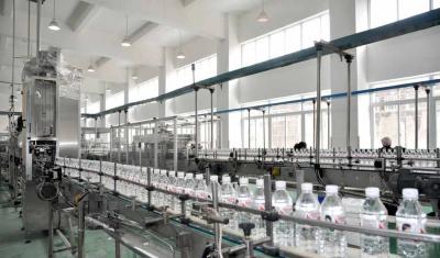 China 3 modificados para requisitos particulares en 1 cadena de producción automática del agua de botella con 18 cabezas de relleno 7000 B/H en venta