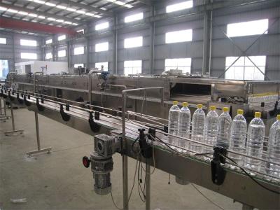 China Termine la pequeña cadena de producción del agua embotellada del ANIMAL DOMÉSTICO con el control automático 15000 BPH del PLC en venta