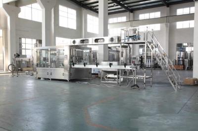 Cina Imbottigliatrice del succo della piccola scala, attrezzatura di produzione della bevanda 4000 BPH 1.5KW 380V in vendita