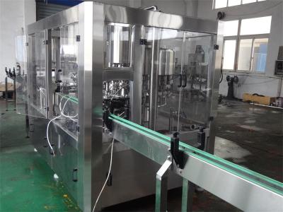 China Máquina de embotellado completamente automática del vino/de la bebida 8000BPH con el casquillo de corona en venta