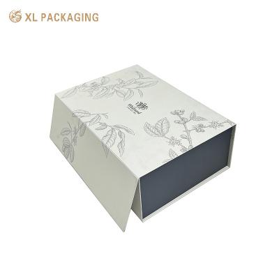 China Cajas de papel plegables de lujo de laminación mate vestido de regalo suéter con cierre magnético en venta