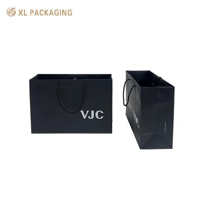 China Individuelle Verpackung Schwarze Tasche mit eigenem Logo Einkaufspapier Geschenktaschen Geschäft für Schuhe und Kleidung zu verkaufen