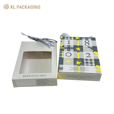 China Caja de cartón de labios Diseño personalizado para embalaje de lápiz labial Caja de cartón de fijación de arco con ventana de película de PVC Caja de cartón plegable en venta