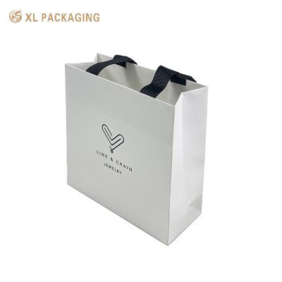 China Customized Luxury Printing Paper Bag Gift Paper Packaging Paper Bag with the Custom Logo Cloth Package Shipping Bag for sale