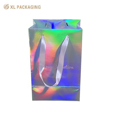 China Custom Logo Printing Kleingröße Holographische Werbung Glitter Hologramm Silberfolie Geschenkträger Papiertüte für Schmuck zu verkaufen