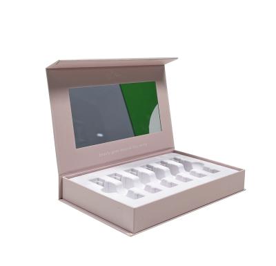 China Op maat gemaakte cosmetische verpakkingsdozen SkinCare Set Box met magnetisch sluitbaar kartonpapier Flocking Tray Holder Box Te koop