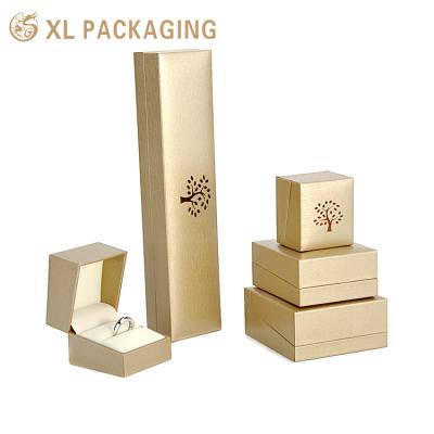 中国 Custom Logo PU Leather Jewelry Box for Packaging Pendant Bangle Bracelet Necklace Set 販売のため