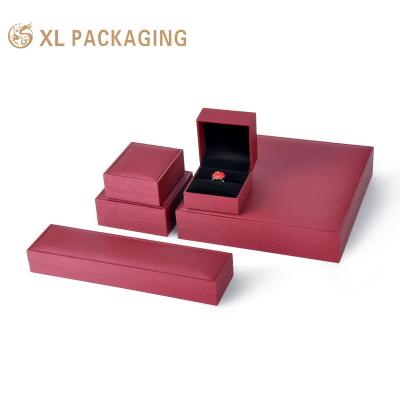 中国 Custom Printed Logo Magnet Flip Lid Cardboard Jewelry Box for Bracelet Ring Earring Necklace 販売のため