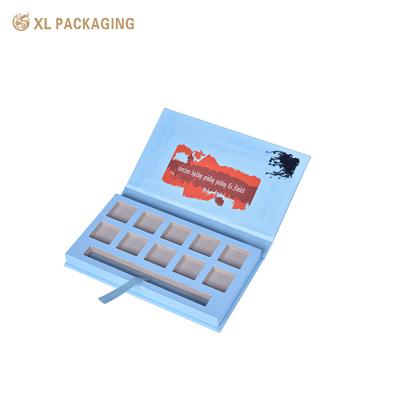 中国 Luxury Embossing Logo Soft Touch Lamination Fashion Face Eye Shadow Palette Paper Packaging Box With Mirror 販売のため