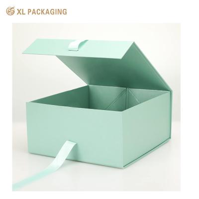 China Customize Foldable Magnetic Closure Luxury Gift Cardboard Shipping Paper Box Wigs Clothing T-Shirt Packaging Box for sale