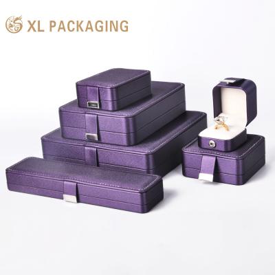 China Conjuntos de joyas industriales Caja con logotipo personalizado Impresión de piel púrpura Caja de joyas de boda en venta