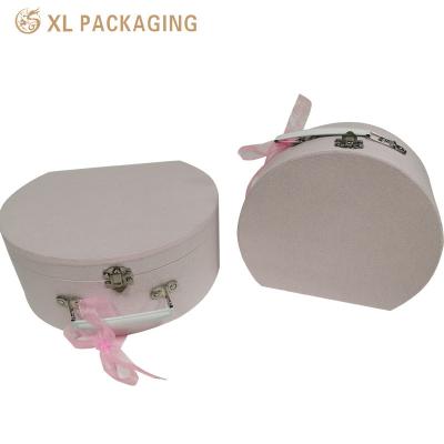 중국 Customized Recyclable Paper Perfume Biscuit Packaging Round Paper Suitcase Box Case With Metal Handle 판매용