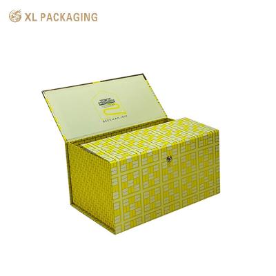 Chine Boîte d'emballage cadeau à deux portes en jaune avec fermeture au bouton métallique et estampage en papier peint pour les occasions spéciales à vendre