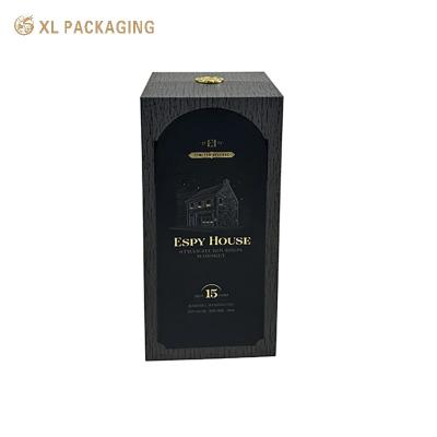 China Caja de regalo de vinos de bisagra con placa de oro y soporte interno de EVA para embalaje de papel negro de vino en venta