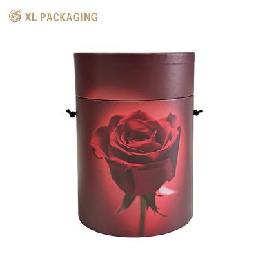 China Rundes Rosenblumenpapier-Rohr Geschenkfach mit Baumwollgriff für elegante Blumenarrangements und Geschenke zu verkaufen