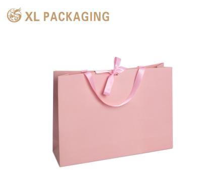 China Luxuriöse rosa Boutique-Einkaufspapier-Geschenktasche 250G Gsm Karton Verpackungstaschen mit Ihrem eigenen Logo Druckgriff zu verkaufen