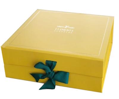 China Toque suave cinta de cartón amarilla de cierre magnético caja rígida caja plegable de ropa caja de colección en venta