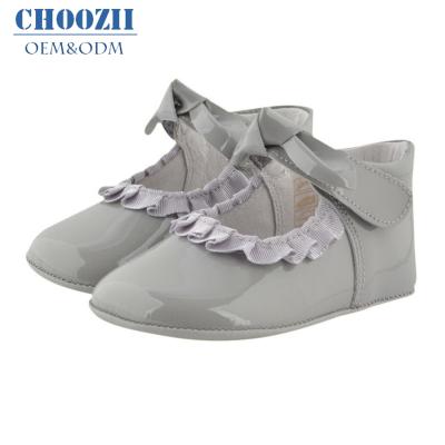 China Lovely Baby Shoes Choozii Anti-slippery Design New Soft Patent Leather Bow Single Knot Newborn Baby Shoes For Girls for sale