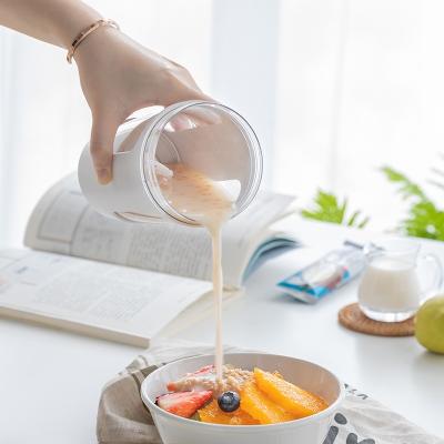 China 2022 Personal Size Fruit Squeezer Mini Slow Rechargeable Smoothie Blender Easy Handling Electric Multifunctional Juicer for sale