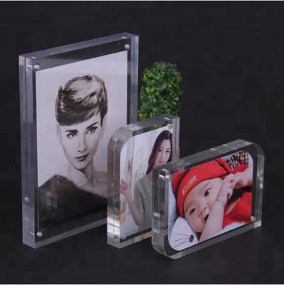 China Fashionable Acrylic Magnetic Photo Frame For Family Decoration for sale