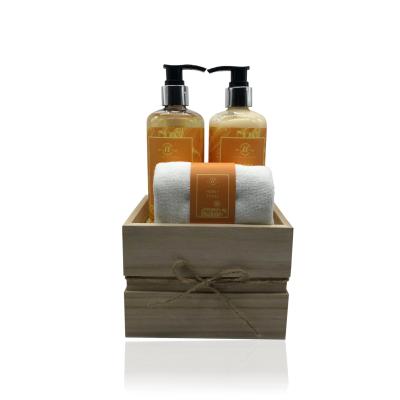 China Natural Organic Honey Bath Gift Basket Bath Set of Moisturizer for sale