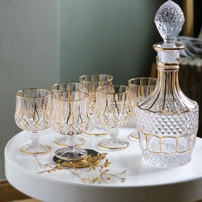 China Viable Shape Is Especially Luxurious Whiskey Decanter Bottle Crystal Glass Gold Rim Whiskey Wine Decanter Set With Lid for sale