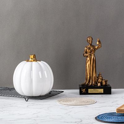 China Traditional Ceramic Pumpkin Gold Table Home Decoration Pieces for sale