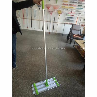 China Eco - Friendly Aluminum Scraper Spreader Hand Push Lawn Rake For Cleaning Sand for sale